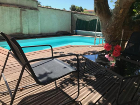 Chambre climatisée avec sdb privée dans une villa avec piscine privée, Marseille